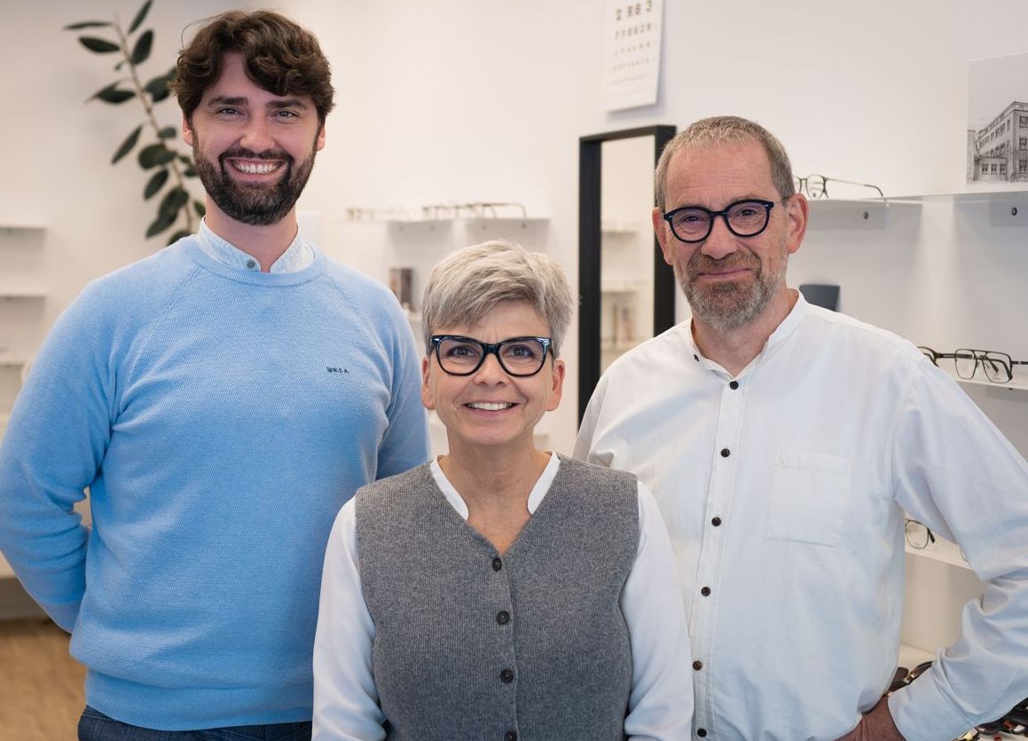 Eugen Dyck (Hörgeräteakustiker-Meister)
Monika Austermann
(Augenoptiker-Meisterin)
Christoph Austermann
(Augenoptiker-Meister)